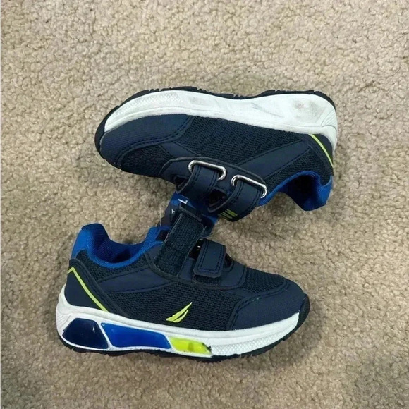 Nautica Velcro blue shoes, lightweight and light up - Picture 2 of 4